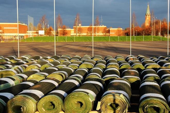 Helsinkiläisen Talin liikuntapuistosta poistettu jalkapalloareena rullattiin Kauhavan Urheilupuistoon vuonna 2012. Pian se saa antaa tilaa seuraajalleen. KUVA: ANU NAHKALA