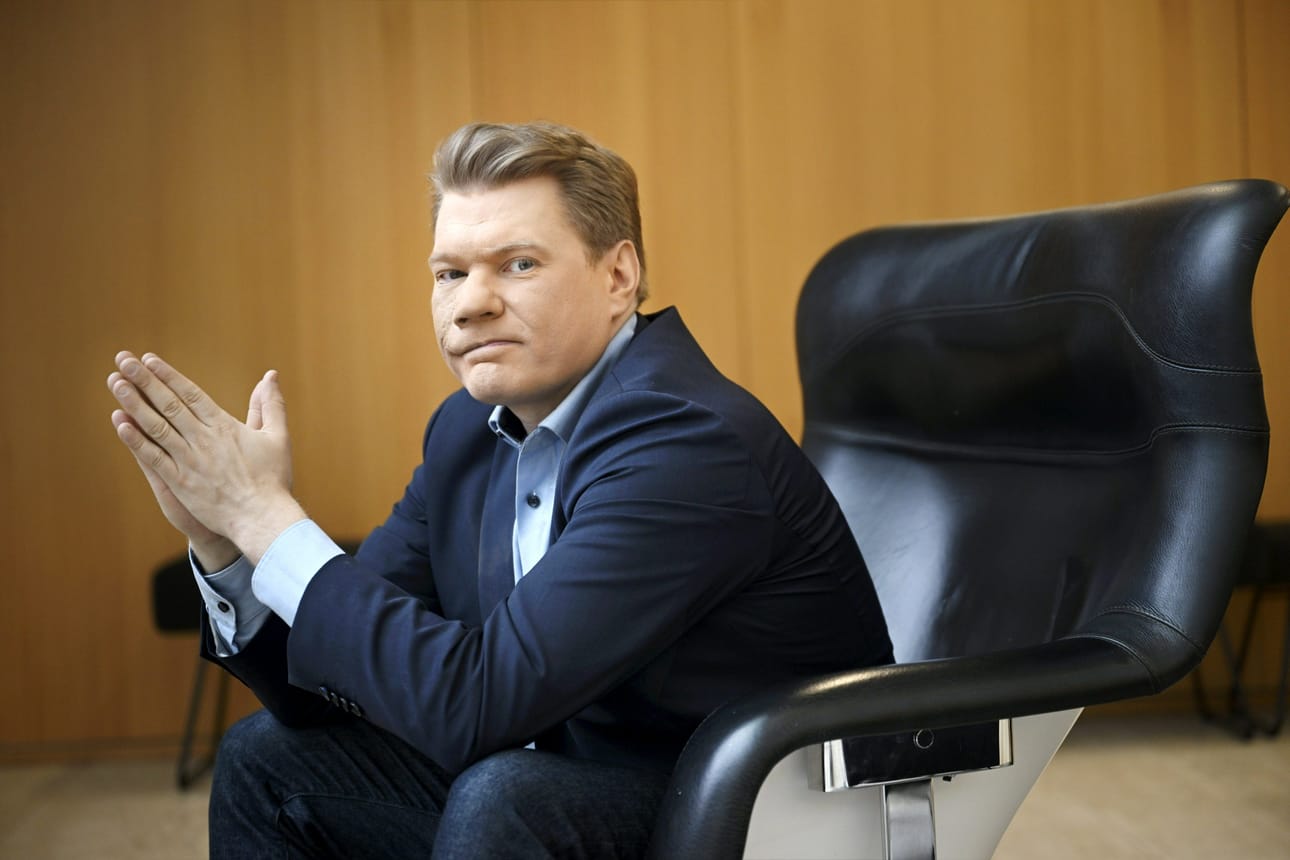 Akatemiatutkija Timo Miettinen kiinnittää huomiota siihen, että Henna Virkkusen tehtävissä yhdistyvät teknologinen kilpailu ja turvallisuus. LEHTIKUVA / MARKKU ULANDER
