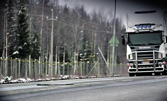 Kallista kyytiä. Vasta valmistuneen tutkimuksen mukaan Suomen teollisuustuotteiden kuljetuskustannukset ovat eurooppalaisittain korkeat. Tienpidon tehostamisen avulla valtio voi kuitenkin tukea vientiteollisuutta sen kilpailutilanteessa.