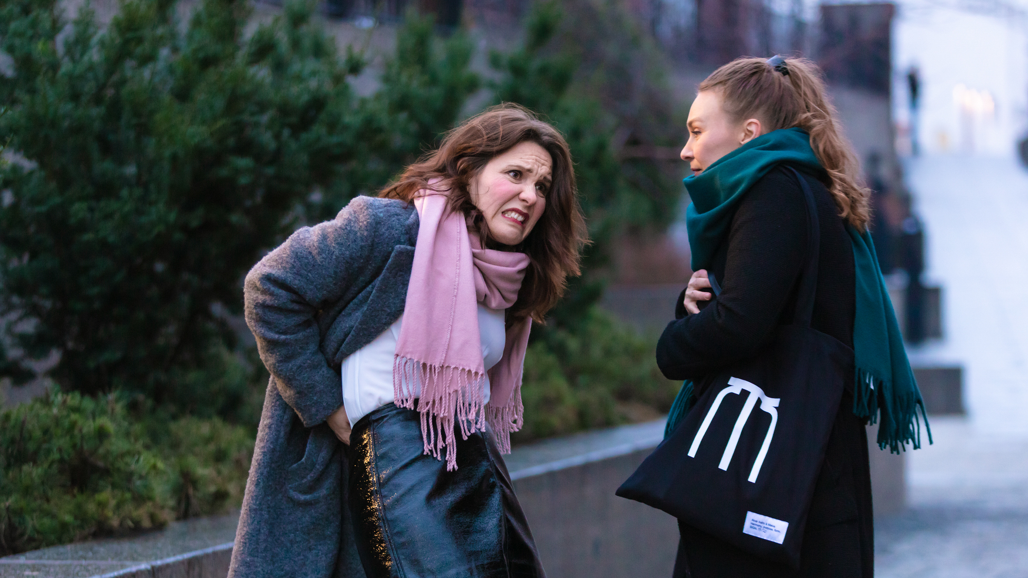 Miten viedä piilopullo baariin – näyttelijä ja ohjaaja ammensivat sarjaan omista noloista kokemuksistaan