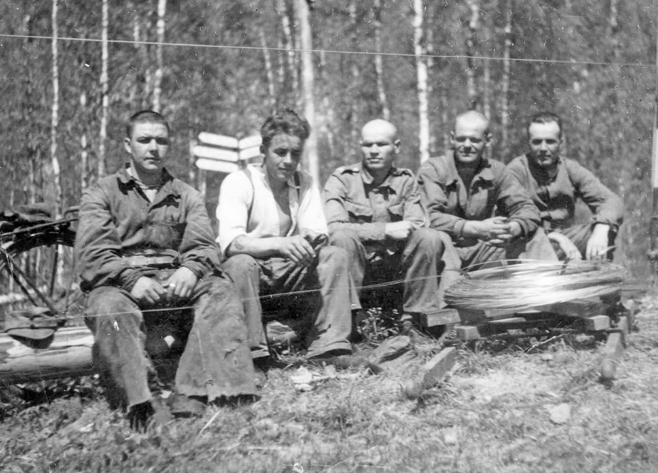 Rautalankavyyhti odottaa linjamiehiä ”siellä jossakin”. Ojalehto kuvassa toinen vasemmalta.