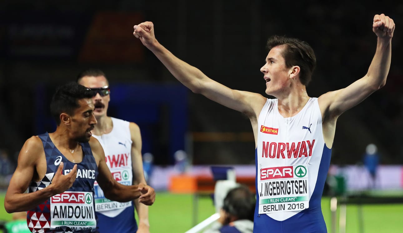Jakob Ingebrigtsen (oik.) otti mestaruuden ja Henrik Ingebrigtsen (takana) kiri hopealle. Morhad Amdouni vei pronssin.