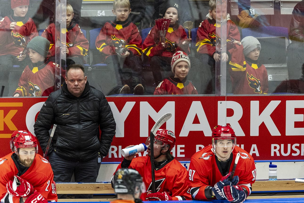 Kauden päättyminen veti Laser HT:n päävalmentajan Tomi Hakalan ja pelaajien ilmeet mietteliääksi.