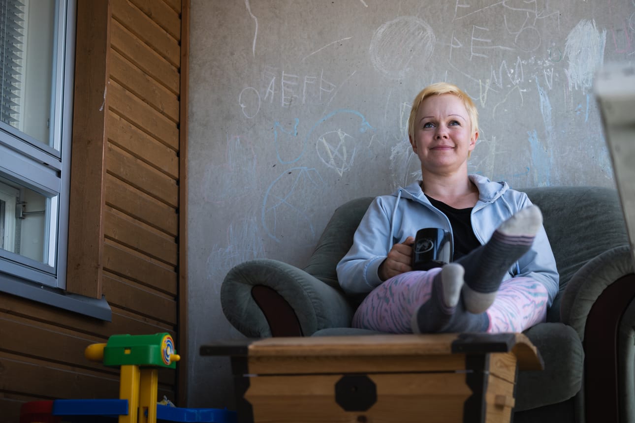 Nojatuoli ja puinen arkku löytyivät Torista ilmaiseksi. Hanna Marttila kokee, että kaupanteko netissä yksityishenkilöiden kanssa on mukavampaa kuin kirpputoreilla kiertäminen. – Ongelmia on ollut vain harvoin, eikä huijareita ole osunut kohdalleni koskaan. Kuva: Jani Kakko