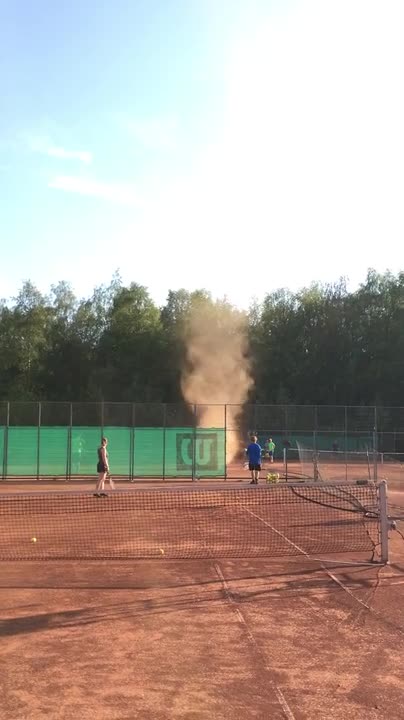 Pölypyörre iski tenniskentälle Pikisaaressa