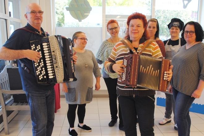 Esa Märijärvi ja Anneli Aho soittelivat mallia Kuurnan väelle siitä, mitä on luvassa. Kuulolla olivat Sanna Kämppi, Kristiina Vainiola, Jenni Ala-Salmi, Paula Kahra ja Saara Vierikko. KUVA: EEVA-LIISA KULJU