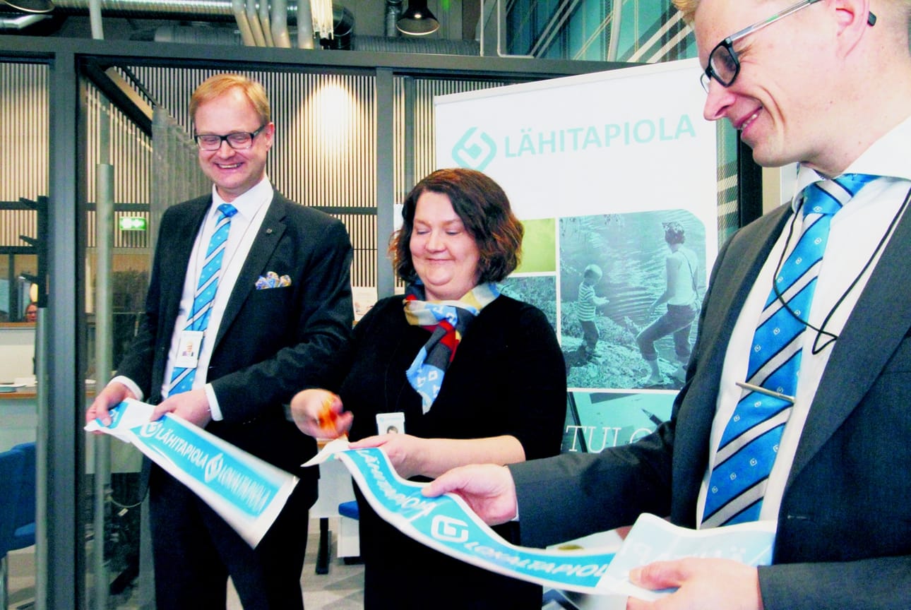 Muhoksen uuden toimipisteen nauhan leikkasi palveluneuvoja Pia Kankaala. Nauhaa pitelemässä toimitusjohtaja Veli Rajakangas (vasemmalla) ja myyntijohtaja Sauli Jaakkola. Tyrnävän toimisto sulki ovensa tammikuussa.
