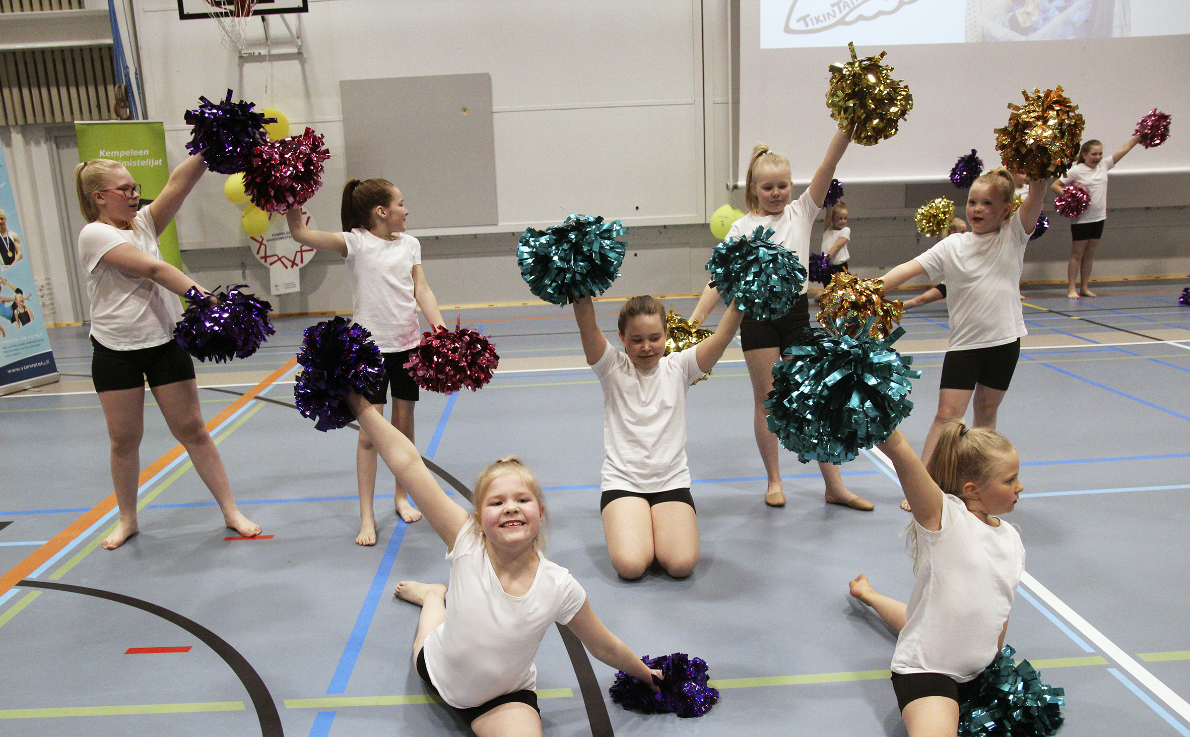 <p>Kempeleen Naisvoimistelijoiden Hurricanen lajina on cheer-tanssi.</p>