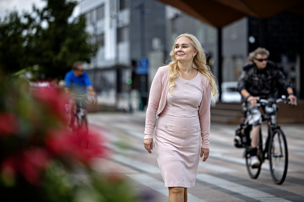 Infektioylilääkäri Elina Kärnä on viihtynyt aluepäättäjänä. Hän kuuluu sekä Etelä-Pohjanmaan aluevaltuustoon että -hallitukseen.
