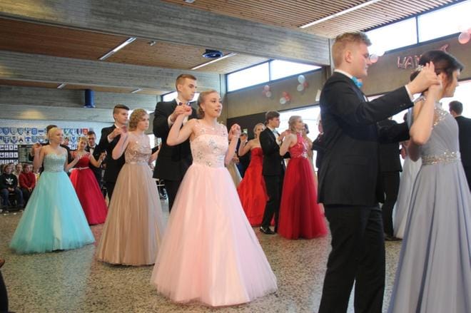 Kauhavan lukion kakkoset estradilla. KUVAT: MIA KÄRKKÄINEN