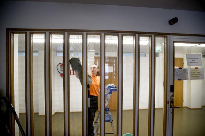 Virastotalolla on kuhinaa. Rakennussiivooja Merja Petäys Pohjanmaan siivous Oy:stä urakoi ykköskerroksessa loppuviikkosta. KUVAT: JAAKKO ELENIUS