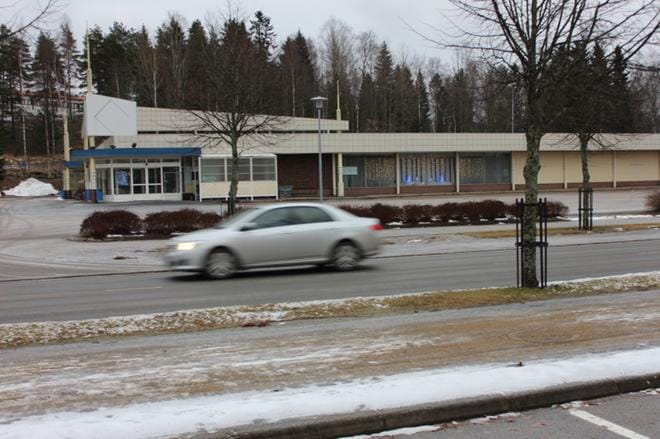 Ähtärin kaupungin omistama kiinteistöosakeyhtiö Ouluvesi myy kaupungin keskustassa sijaitsevaa liikerakennusta. Tontista taas tulisi vuokralle reilun 5 000 neliön määräala. KUVA: REIJO HEIKKILÄ