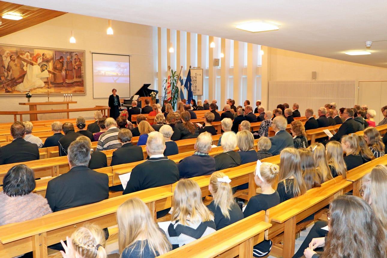 Pirkko Polvi lausui runoja itsenäisyysjuhlassa. Yleisö kuunteli vakuuttavaa lausuntaa keskittyneesti.