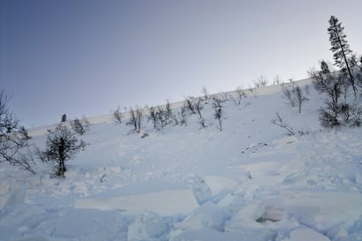 Tänä talvena Länsi-Lapin tuntureiden luonnonrinteillä saattaa esiintyä lumivyöryjä tavallista enemmän