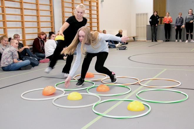 Yhteistyön ja kielen oppimisen merkeissä Teuvan lukiolaiset vierailivat tiistaina Närpiön lukiolla, jossa kisattiin erilaisten yhteistehtävien merkeissä, kuten pelaamalla fyysistä ristinollaa. Kun närpiöläiset vierailivat muutama viikko sitten Teuvalla, pelattiin pesäpalloa. KUVA: JORMA HAVULA