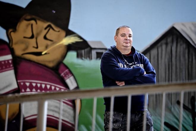 Graffititaiteilija Jani Varismäki varustaa graffitinsa useimmiten omalla taiteilijanimellään KAOM. Graffitien lisäksi Varismäki tekee akvarelleilla maisematöitä.
