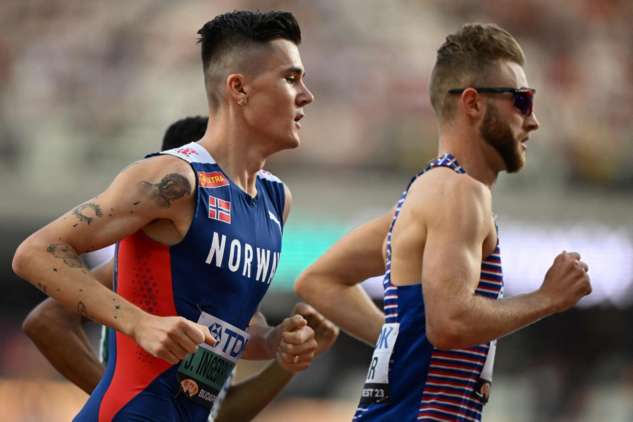 Jakob Ingebrigtsen (vas.) hävisi keskiviikkona 1 500 metrin loppukirissä britti Jos Kerrille. Torstaina norjalainen selvitti tiensä helposti 5 000 metrin finaaliin. LEHTIKUVA/AFP