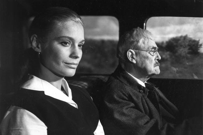 Vanha professori (Victor Sjöström) ja hänen miniänsä (Ingrid Thulin) automatkalla Lundiin mustavalkoisessa Mansikkapaikka-elokuvassa. KUVA: Yle Kuvapalvelu