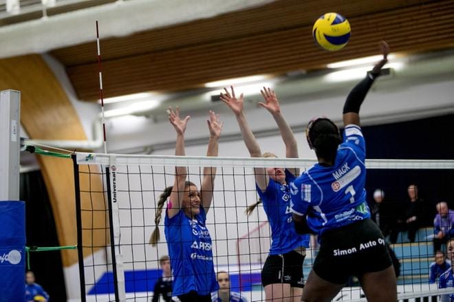 Jymyn Maja Krljic ja Lydia DeWeese yrittivät pysäyttää LiigaPlokin hyökkäyksen. KUVA: JAAKKO ELENIUS