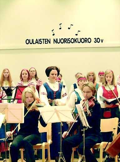 Oulaisten nuorisokuoro solisteineen esitti juhlakonsertissa myös klassista ohjelmistoa, kuten W.A. Mozartin Laudate Dominumin.
