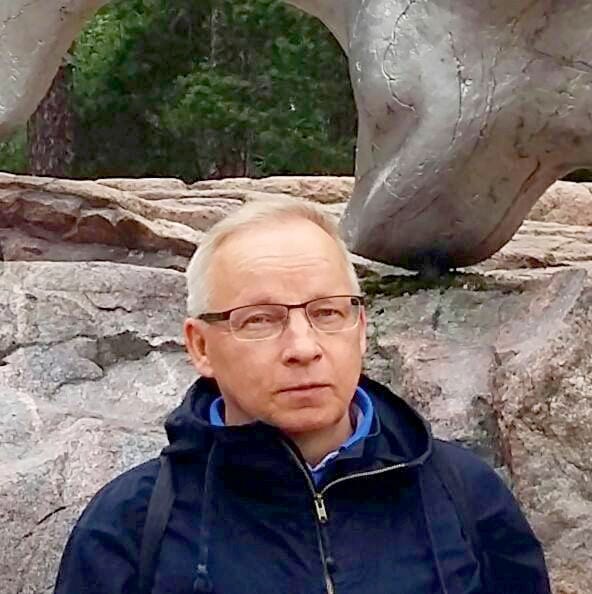 Uudessa kirjassaan Voitto Kuosmanen pohdiskelee muutosta ja muutokseen suhtautumista. Kuosmanen esittelee teostaan Posion kirjastossa.