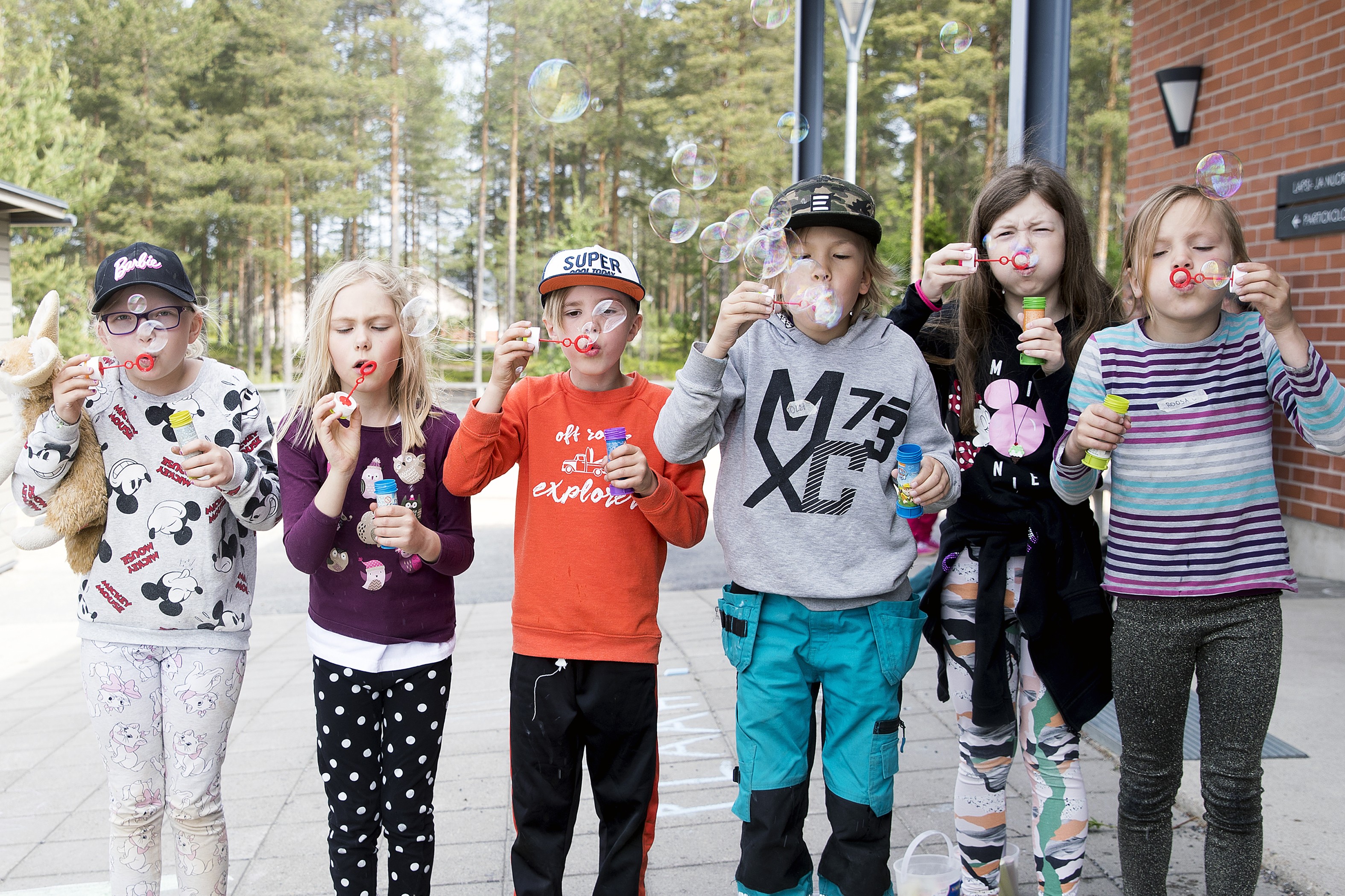 Saippuakuplia puhaltavat Elviira Mustonen (vas:), Amanda Koivupuro, Jere Keränen, Olli Sakko, Valma Kananen ja Roosa Karhumaa