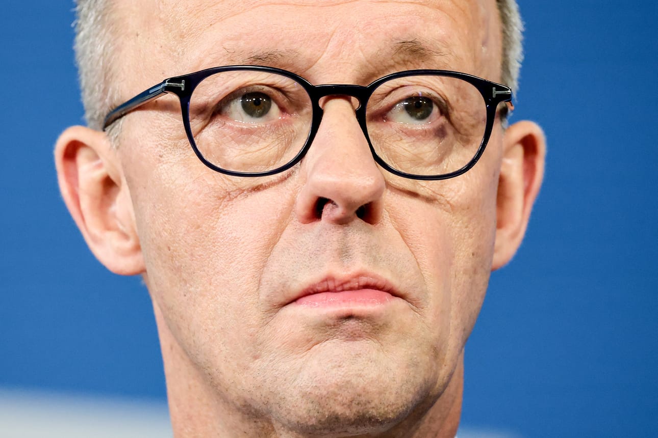 Tämä mies saattaa johtaa Euroopan suurinta taloutta helmikuun 2025 jälkeen. Saksassa ennenaikaisten parlamenttivaalien seurauksena liittokansleriksi noussee Friedrich Merz, joka on kotoisin liittotasavallan läntiseltä laidalta Nordrhein-Westfalenin valtiosta. Kuva: Filip Singer / EPA
