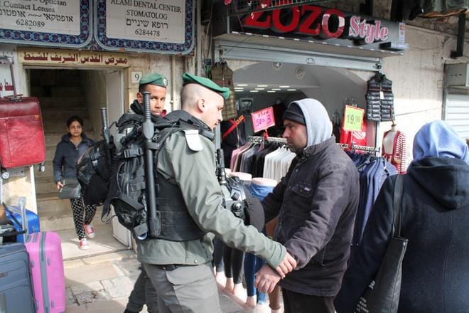 Israelin rajapoliisi tekee satunnaisen tarkastuksen palestiinalaiselle miehelle Itä-Jerusalemissa. Ennakkoluulot naapurikansaa kohtaan ovat molemmilla puolilla vahvoja ja synkkiä.