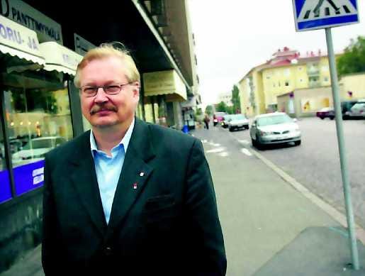 Liika on liikaa. SAK:n aluejohtaja Vesa Saarinen pani asiat tärkeysjärjestykseen: hän antaa aikansa ay-asioille ja jättää piirin muiden vedettäväksi.