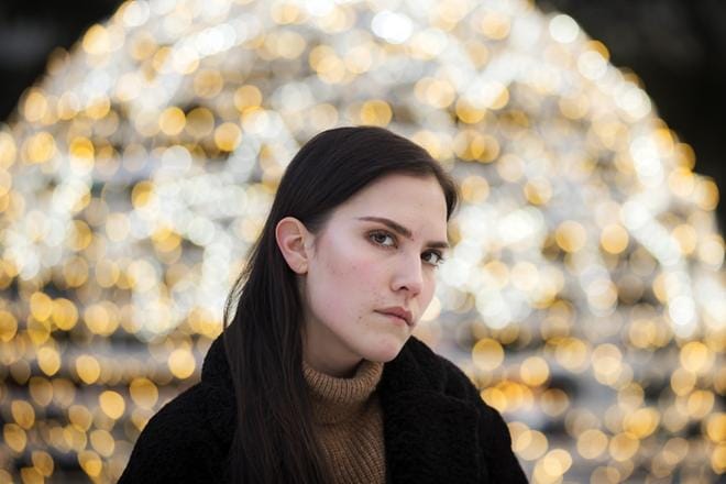 Malkan ensisinkku pääsi myös YleX:n tehosoittoon viikoksi. Muutoin aurinkoinen ja hymyilevä nainen kuvaa musiikkiaan dramaattiseksi ja otti kuvaa varten siihen sopivan poseerauksen. KUVA: JARNO PELLINEN