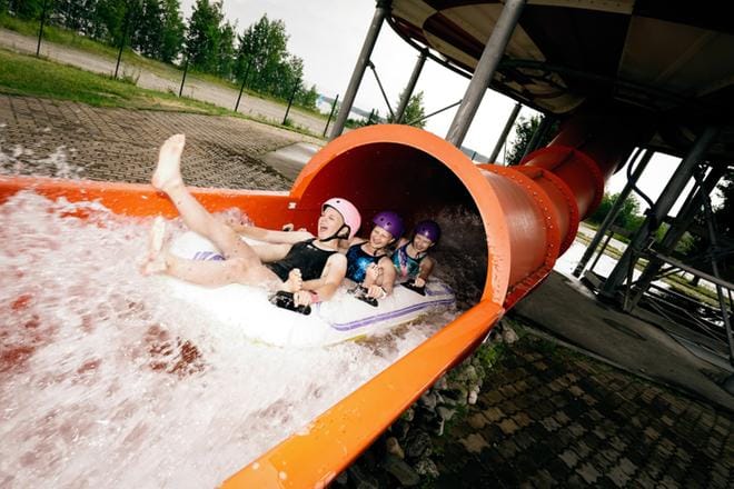 Laihialaiset Venla Koivula ja Aino Kankaanpää sekä lapualainen Peppi Sikkilä olivat käymässä Tropiclandiassa toista kertaa. 13-vuotiaat tytöt olivat juhlistamassa Aino Kankaanpään synttäreitä. He toivoivat, että ehtisivät tulla kylpylään vielä uudestaan kesällä. KUVAT: SAMPPA TOIVONEN