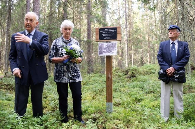 Antti Uotila (oik.) paljasti uuden muistolaatan viime viikon torstaina. Esko Nurmisen kurssitoveri Mikko Virrankoski käytti lyhyen puheenvuoron, ja hänen sisarensa Paula Virrankoski laski kukat.
