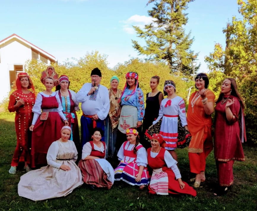 Monikulttuurisessa muotinäytöksessä Ruustinnanhovissa nähtiin värikkäitä ja hienoja asuja.