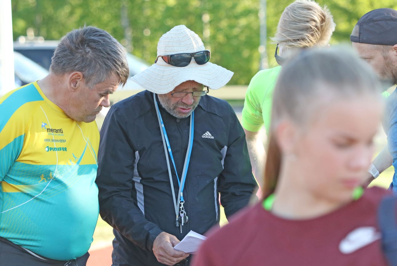 Vesa Kallio (vasemmalla) ja Jorma Jokela palaveeraamassa Samuli Hussan ja Kari Poutiaisen kanssa. Etualalla Nella Karjalainen.