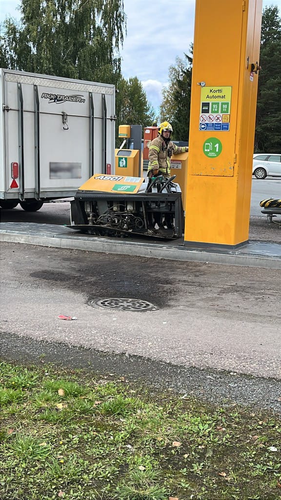 Pelastuslaitos on paikalla korjaamassa polttoaineen jakelupisteen öljyvahinkoa.