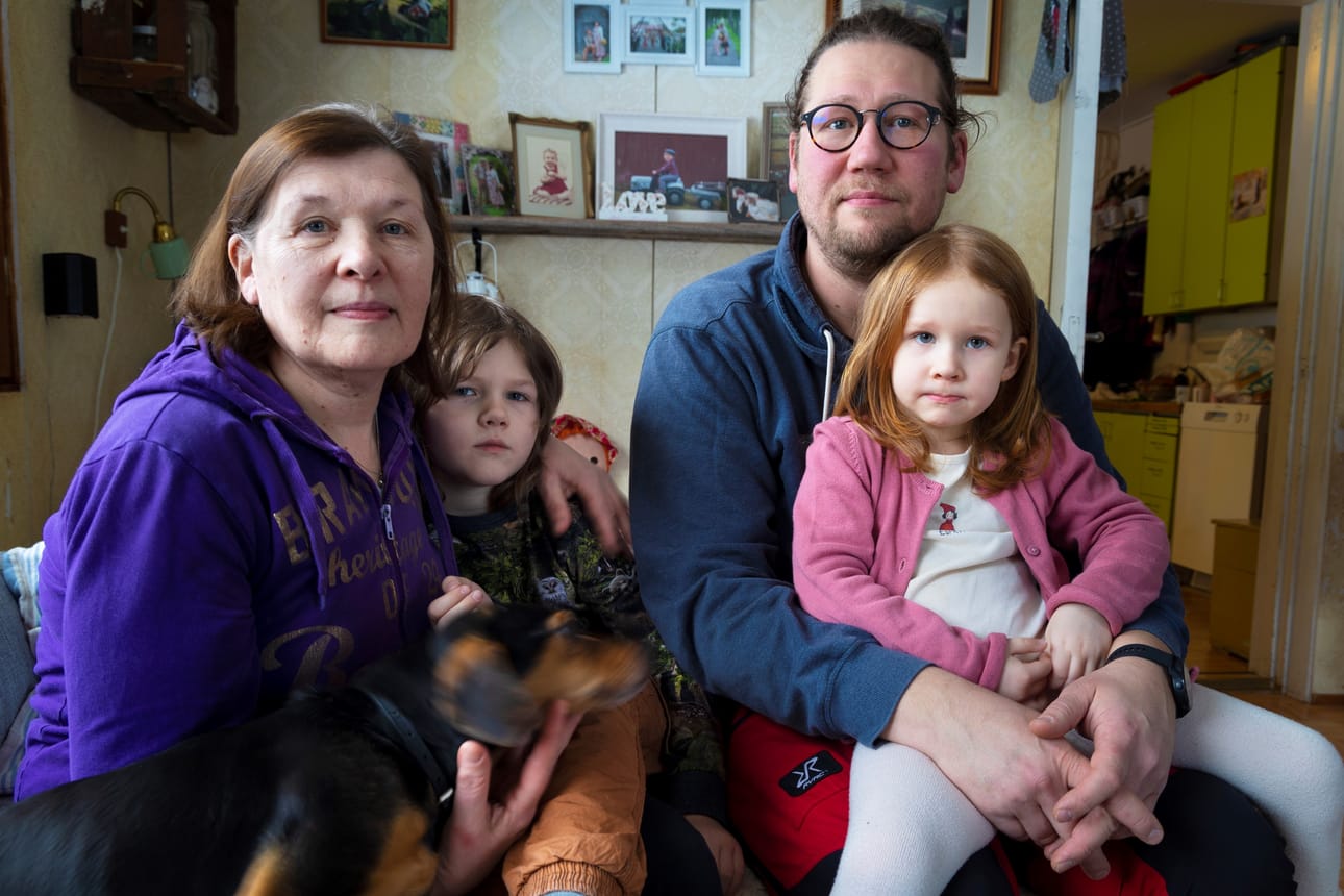 Mumma Arja Laitala auttaa Väinön ja Inkerin hoitamisessa, kun yrittäjä Jaakko Järviö pyörittää yritystään niin, että savun tuoksu tuntuu Untamonloukolla.