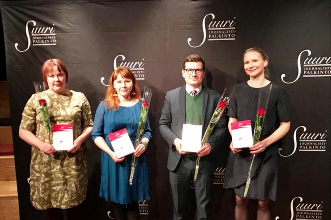 Vuoden journalistinen teko -palkintoehdokkuuksien takaa löytyviä journalisteja Pauliina Grönholmia, Anne Leppäjärveä, Kaius Niemeä ja Veera Siivosta hymyilytti torstaina. KUVA: Matti Posio