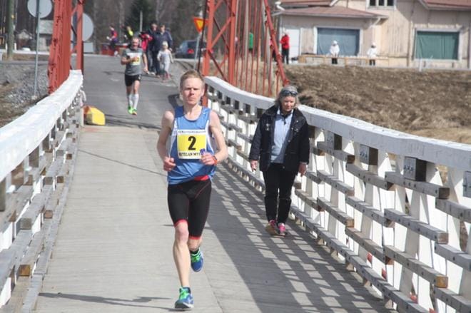 Lapualainen Matti Taini voitti Kyrönjoki-maratonin ja paransi omaa ennätystään lähes kolmella minuutilla. Kuva: Kyrönjoki-maraton