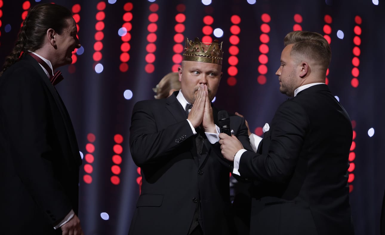 Johannes Vatjus arvostaa tangokuninkaan kruunua ja lupaa kantaa sitä kunnioittaen. Kuva lauantai-illalta, juuri tulosten julkistamisen jälkeen.