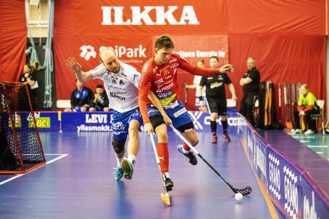 SPV:n Jukka-Pekka Pelto-Arvo ja EräViikinkien Lauri Kapanen taistelivat pallosta vieraiden maalin takana. KUVAT: KRISTA LUOMA