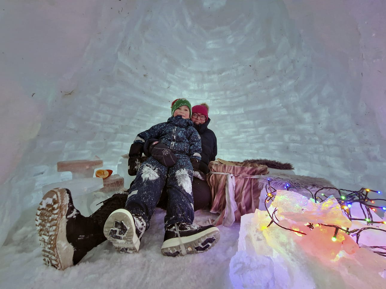Jääiglu on Eemil Hakolan mielestä kuin lapinnoita Vekaran koti Mauri Kunnaksen kirjasta Joulupukki ja noitarumpu. Äiti Sari Hakola on nauttinut majan rakentamisesta pihalle. Vettä on kulunut jääpalojen tekemiseen noin tuhat litraa.