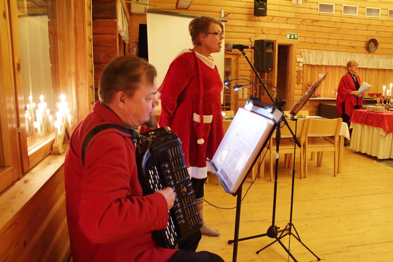 Mikko Peltola ja Elina Piippo viihdyttivät yleisöä mukaansatempaavilla musiikkiesityksillä ja vetivät läpi yhteislaulut.