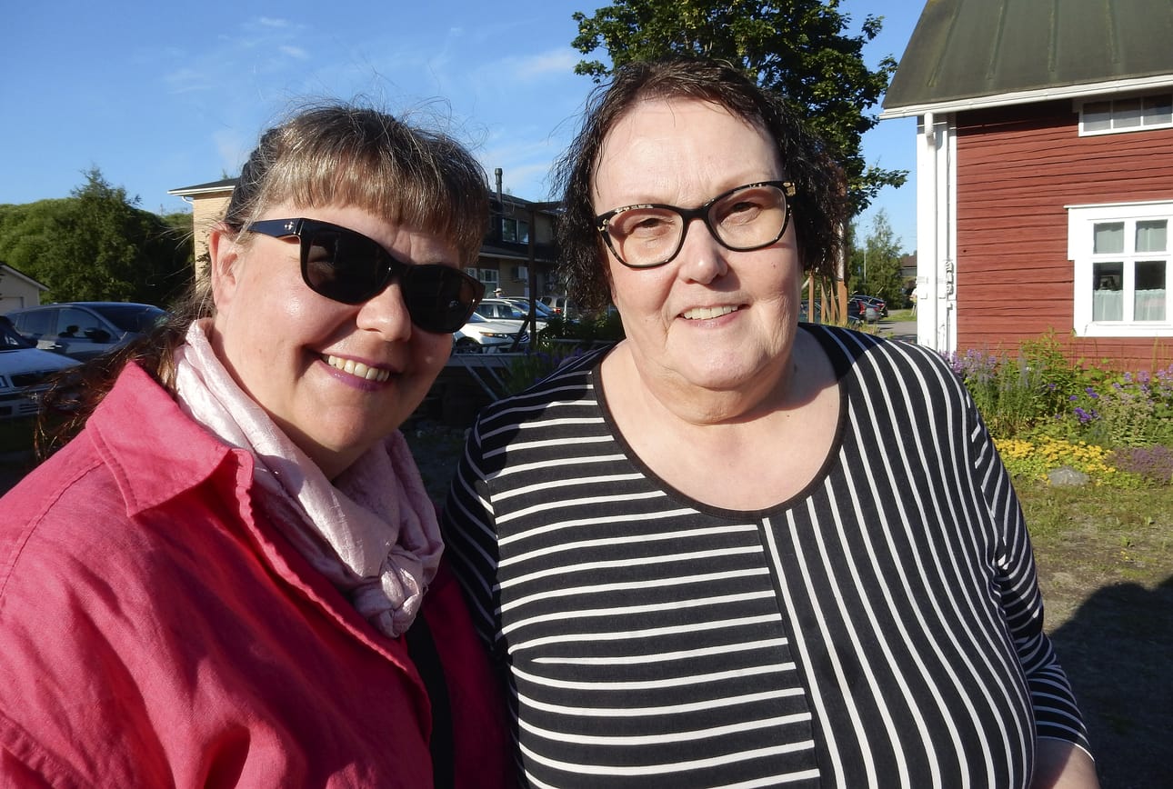 Anu Hultqvist ja Marjatta Seppä pohtivat kesäillan konsertin tauolla kansalaisopiston merkitystä ja arvoja.