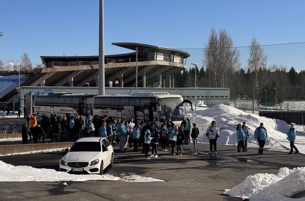 Lahtelaisten fanibussit kurvasivat Raksilan pihaan hieman ennen kello 16. Pari bussilastillista Pelicans-faneja ohjattiin halliin järjestysmiesten valvovan silmän alla. Järjestettyjen kyytien lisäksi Raksilaan on saapunut omin kyydein lukuisia Pelicans-faneja.