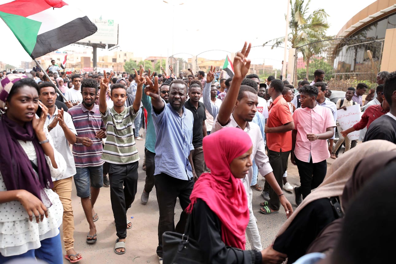 Sudanilaiset osoittivat mieltään väkivaltaisuuksia vastaan, kun maassa tapettiin heinäkuun viimeisenä päivänä viisi mielenosoittajaa. Surmista epäillään puolisotilaallisen RSF-järjestön.jäseniä.