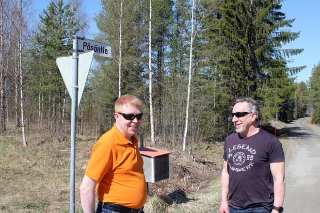 Eläkkeellä oleva suunnittelurakennusmestari Ossi Kulju ja kiinteistöinsinööri Kimmo Toivola muistelivat Pösöntien vaiheita. KUVA: KIRSTI MÄKELÄ