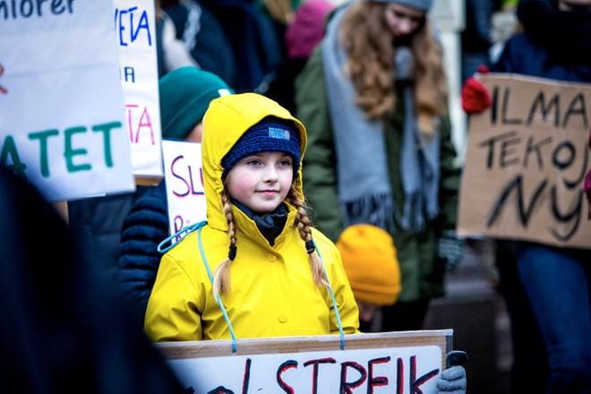 Juni Bergdahl oli mukana mielenilmauksessa Vaasan kaupungintalolla. Bergdahl oli pukeutunut samalla tavalla kuin nuori ilmastoaktivisti Greta Thunberg usein. KUVA: PAULA KASKIMAA