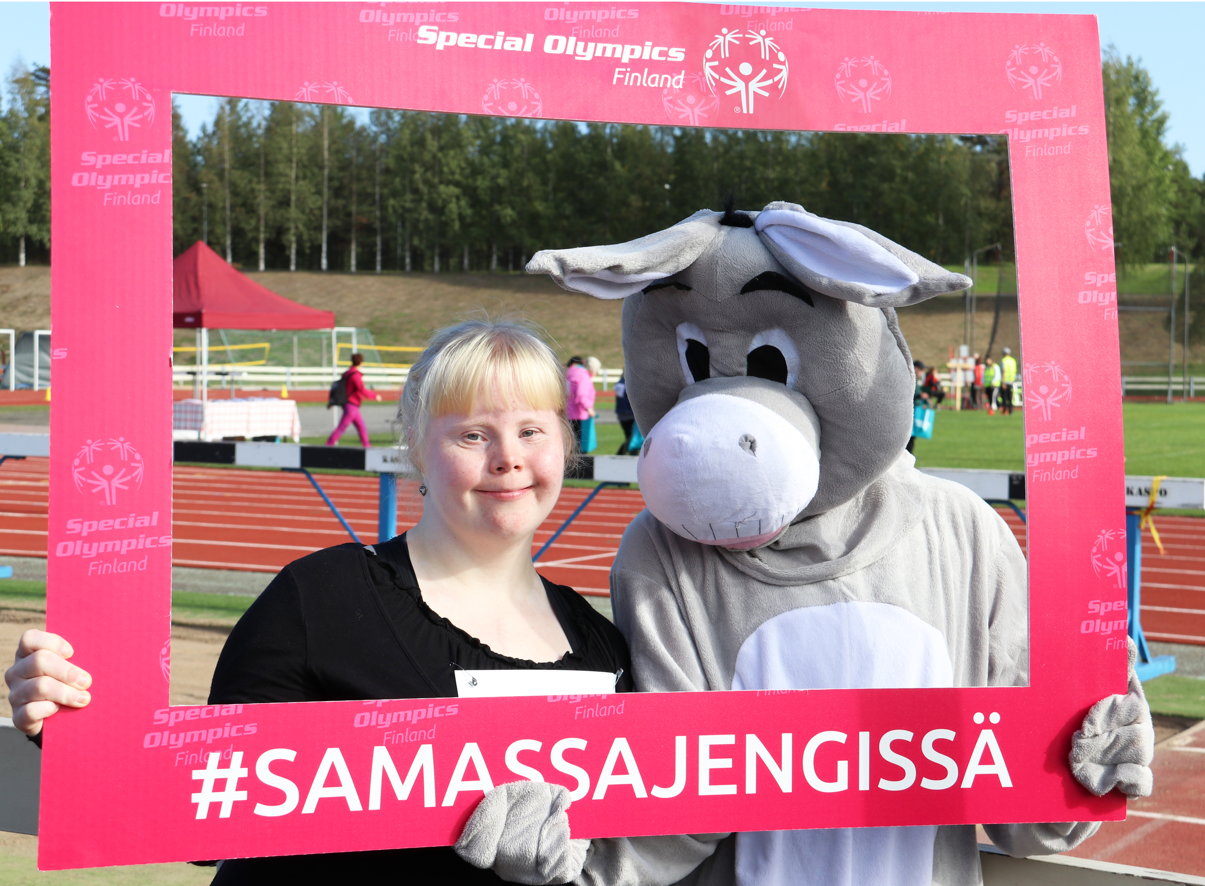 Sanna Paakkunainen on kulkenut kesäkisoissa lapsesta saakka. Tällä kertaa hän pääsi yhteiskuvaan kisamaskotin kanssa.