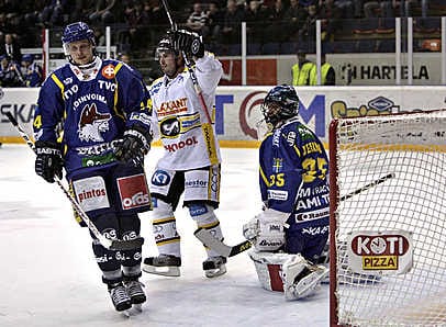 Kärppien kanadalaissentteri Daniel Corso todistaa läheltä, kun Antti Ylösen (ei kuvassa) lähettämä kiekko leijailee Lukon Petri Vehasen vartioimaan maaliin. Aitiopaikka on myös Lukon Patrik Nevalainen.