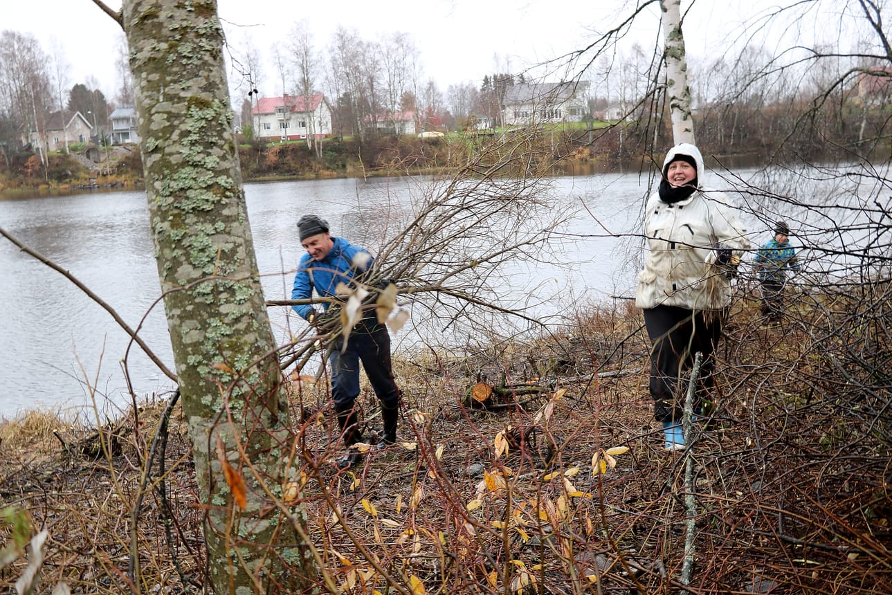 Syksyllä 2017 oulaistelaiset päättäjät, jotka ovat luottamustehtävissä kaupungin ja/tai seurakunnan päätöksentekopaikoilla, keräsivät kokoon väkeä ja siivosivat rantapolun maisemanäkymää talkoilla.